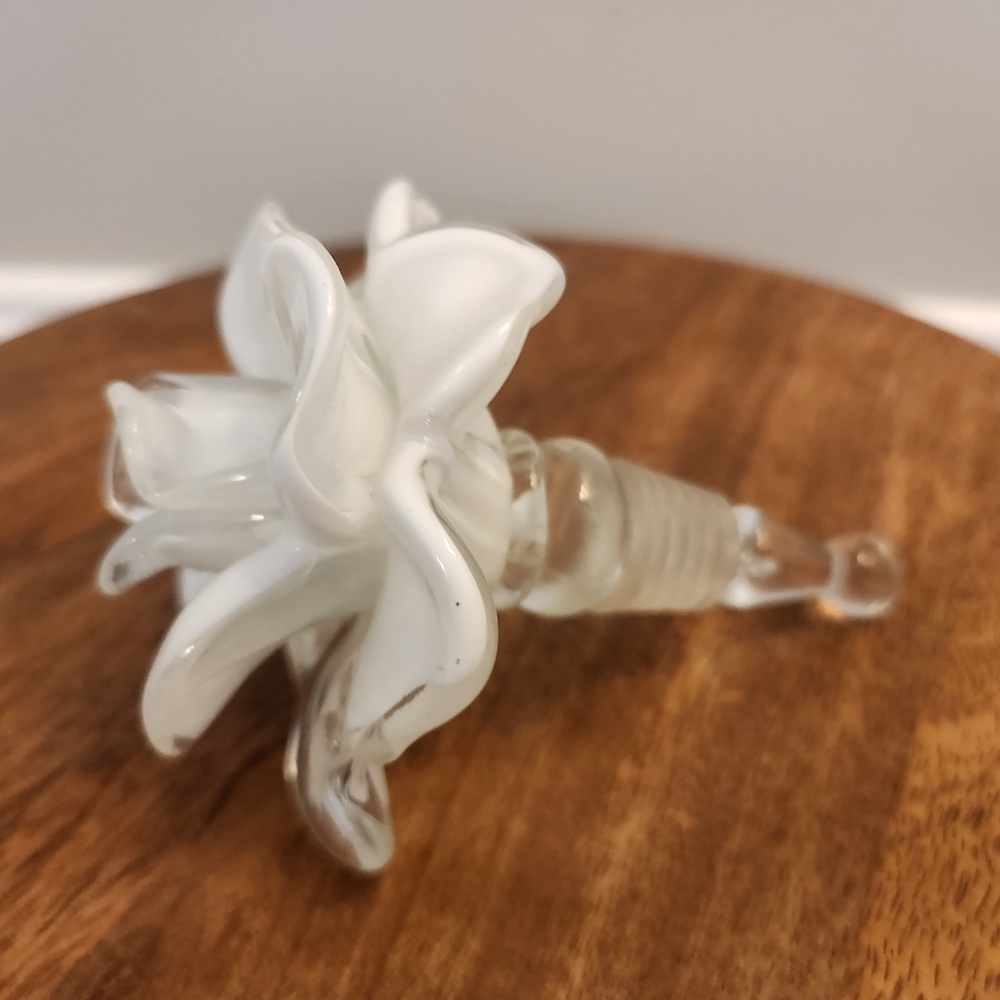 White and Clear Glass Flower Wine Stopper